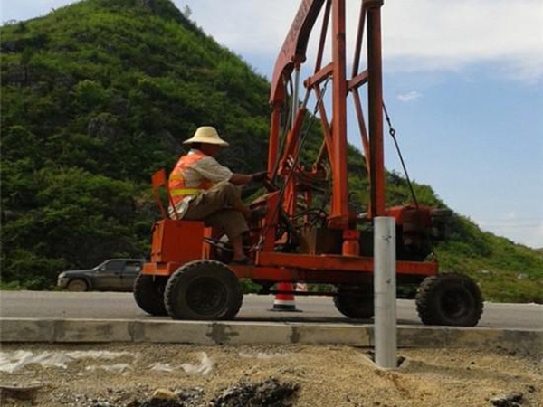 云南公路护栏板打桩