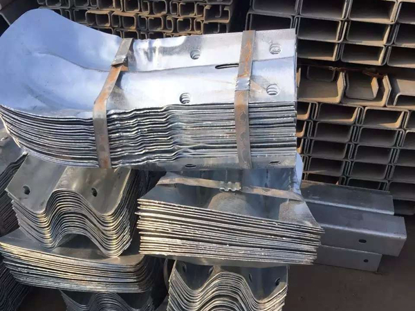 护栏板鱼尾端头