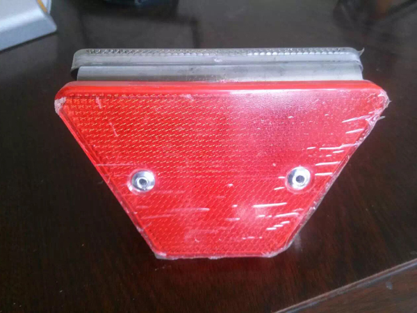 出口用红色轮廓标